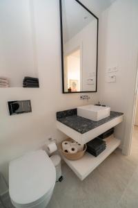 ein Badezimmer mit einem weißen WC und einem Waschbecken in der Unterkunft Lustica Bay Apartment Ana Marija By 2bhome in Tivat