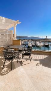 eine Terrasse mit einem Tisch und Stühlen auf dem Balkon in der Unterkunft Lustica Bay Apartment Ana Marija By 2bhome in Tivat