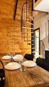 uma mesa de jantar com cadeiras e uma parede de madeira em OYARC SAPANCA VILLA / BUNGALOW em Sakarya