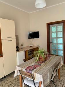 a kitchen with a table with a plant on it at La casetta del mare in Gela