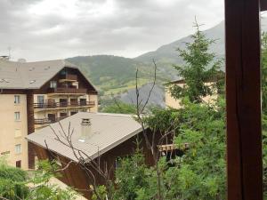 una vista de un edificio con una montaña en el fondo en Appartement Enchastrayes, 2 pièces, 5 personnes - FR-1-165A-144 en Enchastrayes