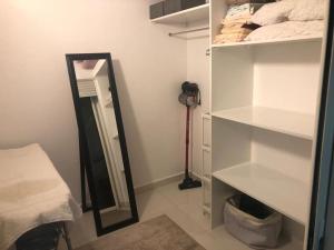 vestidor con espejo y armario en appartement center de Guéliz avec piscine, en Marrakech
