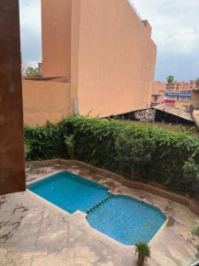 una pequeña piscina en el medio de un edificio en appartement center de Guéliz avec piscine, en Marrakech