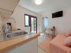 een keuken met een wastafel en een bed in een kamer bij Apartments Ivanka in Krk +57 foto's