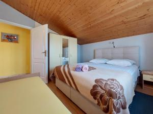 Un dormitorio con una cama con dos sombreros encima. en Apartments Marica, en Čižići