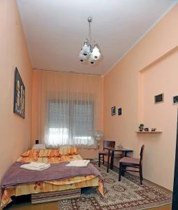 - une chambre avec un lit, une table et des chaises dans l'établissement BIG APARTMAN BELA CRKVA, à Bela Crkva
