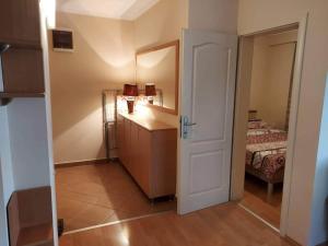 - une chambre avec un lit et une porte dans l'établissement Ellie's place, à Bitola