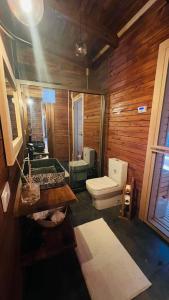 Kúpeľňa v ubytovaní Panurla Ormanın İçinde, yüzme havuz&sauna