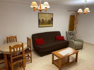 sala de estar con sofá y mesa en Apartment / Penthouse Mil Palmeras, en Pilar de la Horadada
