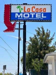 太陽谷的住宿－La Casa Motel, Los Angeles - Burbank Airport，街道上一家拉科塔汽车旅馆的标志