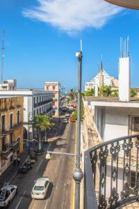 uma vista para uma rua da cidade a partir de uma varanda em Múcara hotel em Veracruz
