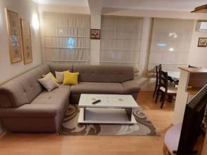 Ellie's place في بيتولا: غرفة معيشة مع أريكة وطاولة