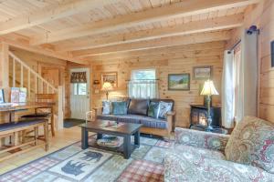 sala de estar con sofá y mesa en Updated Log Cabin Near Story Land and Dianas Baths!, en Conway