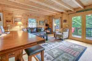 Cabaña de madera con sala de estar con techo de madera en Updated Log Cabin Near Story Land and Dianas Baths!, en Conway