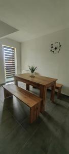 uma mesa de madeira e banco num quarto em Rooms Osmica- Videm pri Ptuju em Videm pri Ptuju