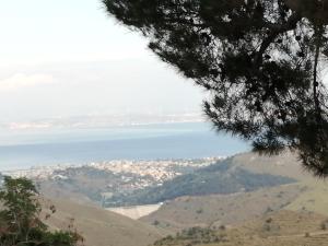 una vista del océano desde la cima de una montaña en ΑΝΑΒΑΤΟΣ ΕΞΟΧΙΚΗ ΚΑΤΟΙΚΙΑ ΙΙ en Chios