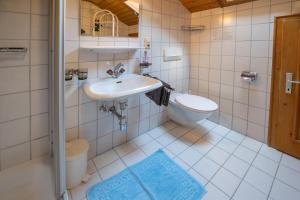 un bagno con lavandino e WC di Haus Waldrast a Kappl