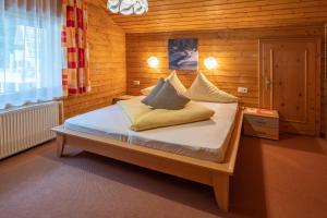 una camera da letto con un letto in una stanza di legno di Haus Waldrast a Kappl