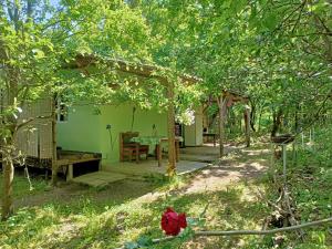 uma pequena casa com uma mesa na floresta em Еко-садиба БАКОТА em Kolodiyevka