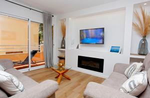 ein Wohnzimmer mit 2 Sofas und einem Kamin in der Unterkunft Albers Apartment in Port d'Alcúdia