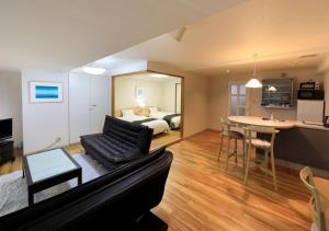 ein Wohnzimmer mit Sofa und ein Schlafzimmer in der Unterkunft Katsuura Hilltop Hotel & Residence - Vacation STAY 73528v in Katsuura