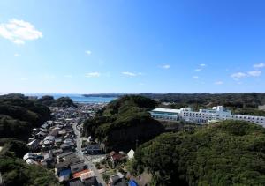 eine Luftansicht einer Stadt mit Gebäuden und Bäumen in der Unterkunft Katsuura Hilltop Hotel & Residence - Vacation STAY 73528v in Katsuura
