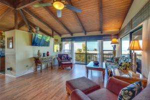 una sala de estar con un sofá y una mesa en Wheelchair Accessible Kona Gem with Ocean Views!, en Kailua-Kona