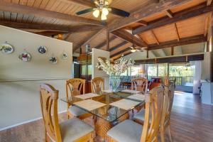 Un comedor con una mesa de cristal y sillas. en Wheelchair Accessible Kona Gem with Ocean Views!, en Kailua-Kona