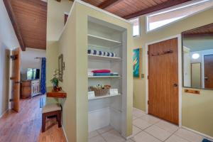 Un pasillo con una puerta de madera y una escalera. en Wheelchair Accessible Kona Gem with Ocean Views!, en Kailua-Kona 25 fotos más