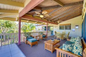 porche amueblado y ventilador de techo en Wheelchair Accessible Kona Gem with Ocean Views!, en Kailua-Kona