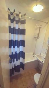 Ένα μπάνιο στο Hemsby Chalet Get Aways on Seadell Chalet Park