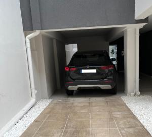 un'auto è parcheggiata all'interno di un garage di Vamelon ad Atene