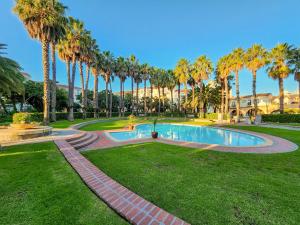 einen Pool in einem Park mit Palmen in der Unterkunft Family-Friendly Home with Ample Space in Kapstadt
