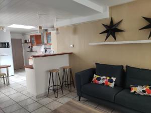 a living room with a couch and a kitchen at Maison cosy au cœur de la vieille ville in Boulogne-sur-Mer