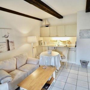 una sala de estar con un sofá y una mesa en Duenenrose, en Tinnum