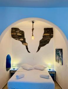 1 dormitorio con 1 cama grande con luz azul en Pallada Boutique Tinos, en Tinos