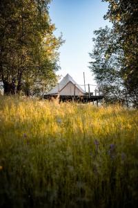 Das Gebäude in dem sich die Zelt-Lodge befindet