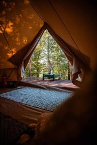 Drábsko的住宿－Yatu Ecological Glamping，帐篷的后面设有绿色长椅