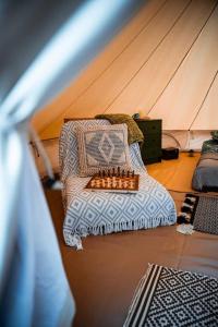 pokój z kanapą w namiocie w obiekcie Yatu Ecological Glamping w mieście Drábsko