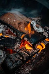 Drábsko的住宿－Yatu Ecological Glamping，烤架上的一块肉,燃烧着火焰