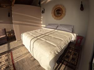 Un pat sau paturi într-o cameră la Eco Lodge SOL- SUE