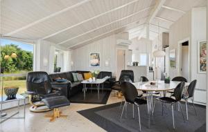 SpodsbjergにあるLovely Home In Rudkbing With Wifiのリビングルーム(黒い椅子、テーブル付)