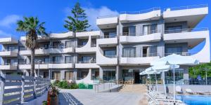 un hotel con piscina e un resort di IVORY HOTEL a Theologos