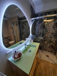 y baño con lavabo y espejo. en L'Oasi di Venere Bed and Breakfast en Caserta