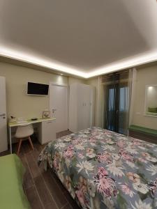 1 dormitorio con cama y escritorio en L'Oasi di Venere Bed and Breakfast en Caserta