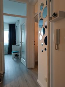 een kamer met een hal met een deur met een spiegel bij Apartman Vervis Varaždin in Varaždin