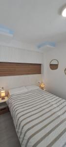 1 cama grande en un dormitorio con 2 luces. en Port 1, en Tarragona