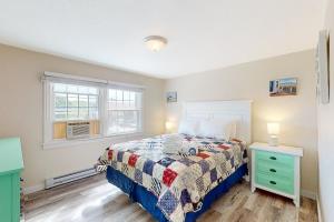 1 dormitorio con cama y ventana en Bayside on Commercial, en Provincetown