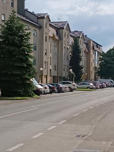 een straat met auto's geparkeerd op een parkeerplaats bij Apartman Vervis Varaždin in Varaždin