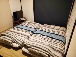 Łóżko lub łóżka w pokoju w obiekcie Natural open-air hot spring Chizu - Vacation STAY 16412v